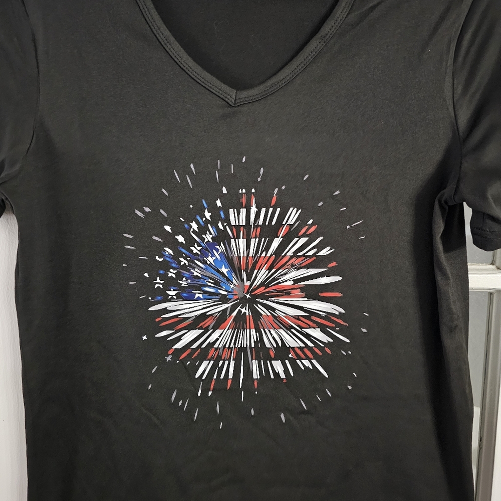 4TH JULY FIREWORKS VNECK SHIRT! SIZE SMALL! NWTS!